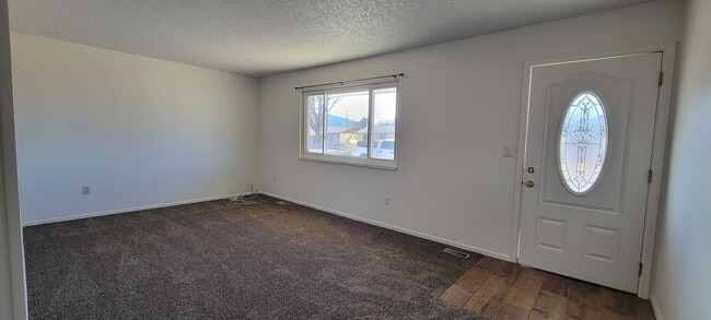 Foto del edificio - 3 bedroom 1.5 bath with a Large Detached Garage