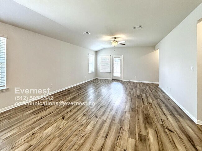 Foto del edificio - Spacious 4-Bedroom Home with Modern Comfor...