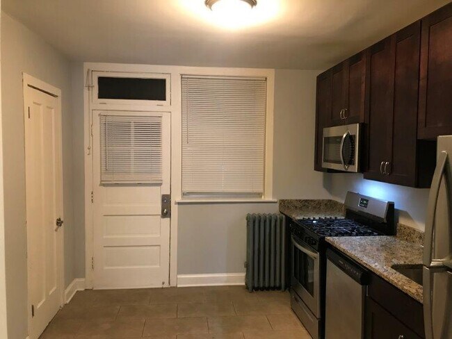 Foto del edificio - 2508 N LeClaire Ave