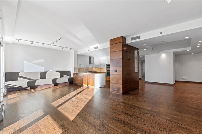 Foto del edificio - 250 E Pearson St