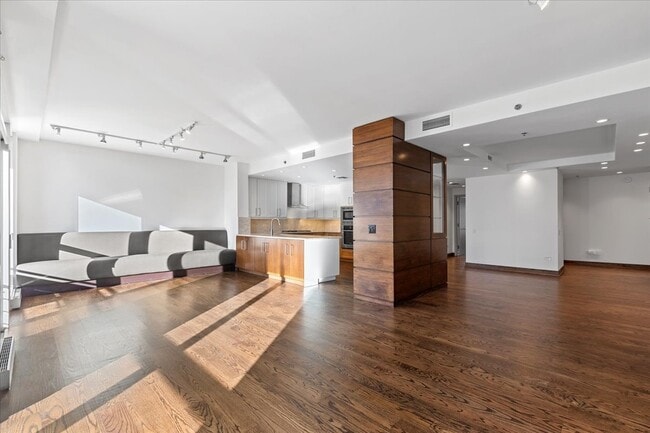 Building Photo - 250 E Pearson St