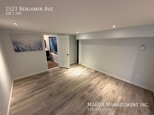 Building Photo - RENOVATED 1 BED/1BATH - LOWER UNIT PLUS 40...