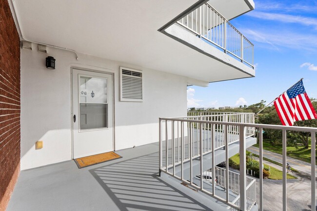 Building Photo - 935 E Causeway Blvd