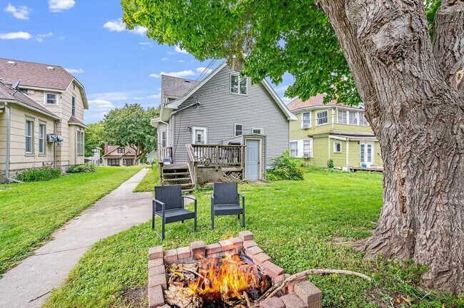 Parte trasera del tríplex. - 315 W Pleasant St