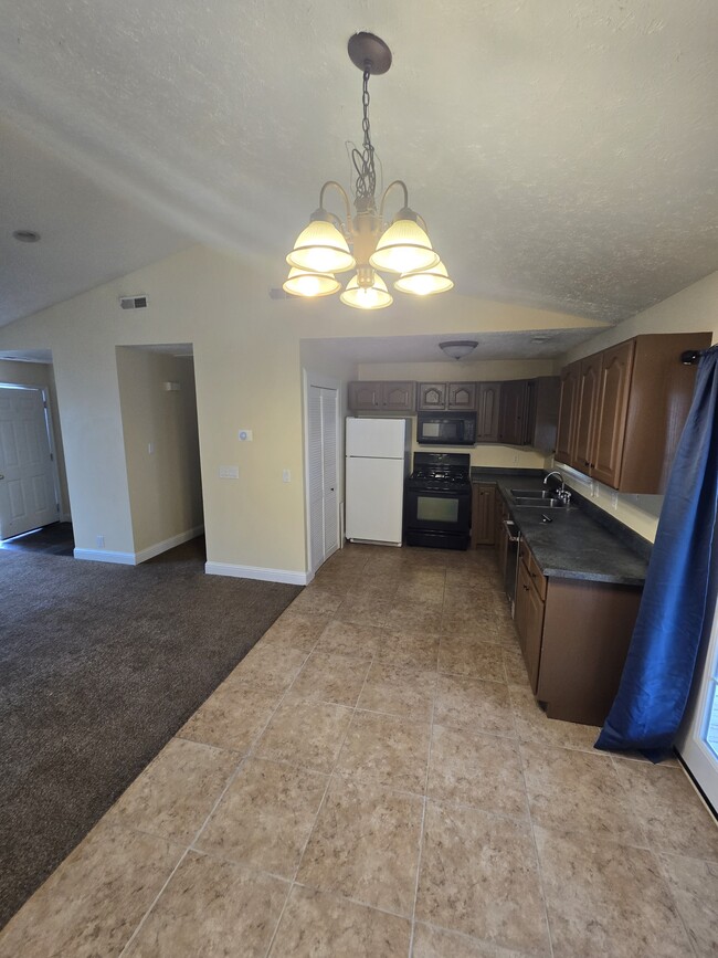 Building Photo - 2575 Dry Creek Dr