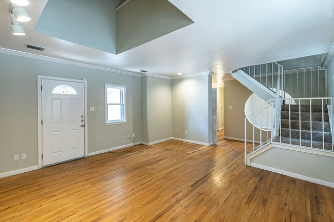 Foto del edificio - Large 2 story Home