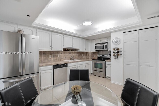 Foto del edificio - 2 br, 2 bath Condo - 3200 Port Royale Dr N...