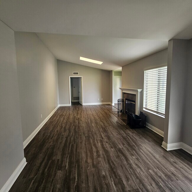 Sala de estar - 8638 Collett Ave