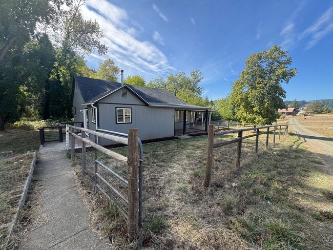 Building Photo - 301 Yew Ln