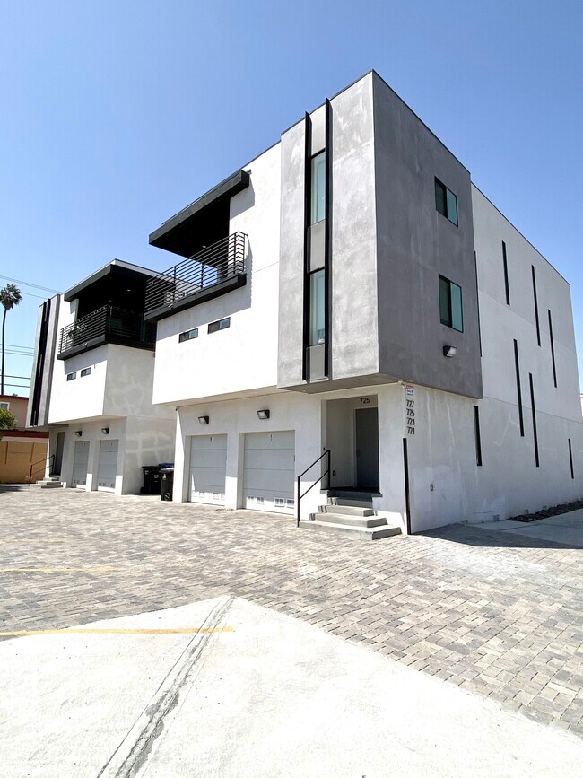 Building Photo - 727 N Alexandria Ave