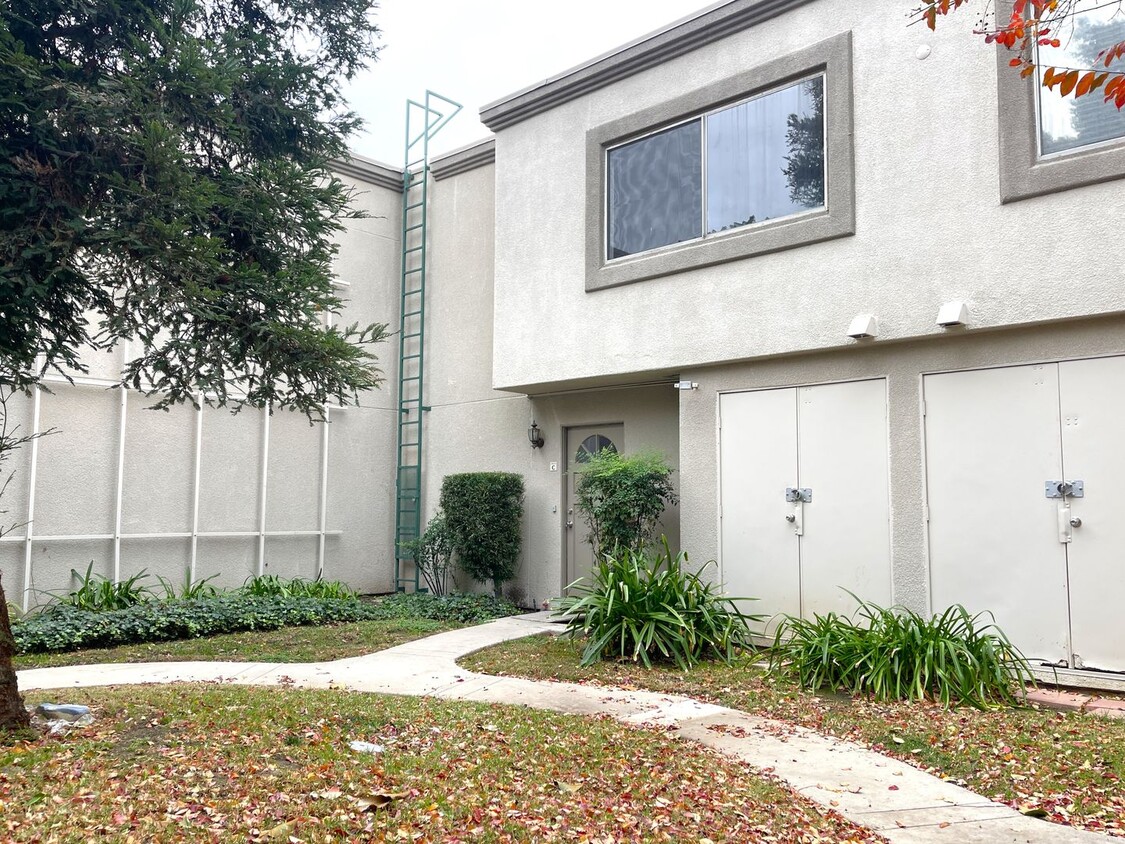 Foto principal - New 3 bd/2.5 bath Townhouse by CSUN.