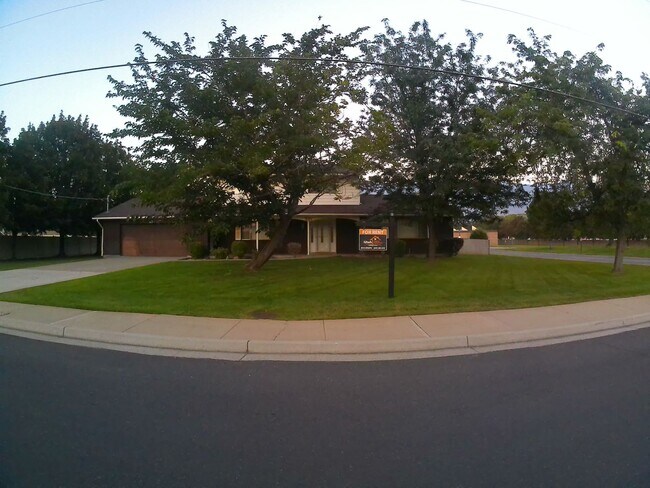 Foto del edificio - 3 Bedroom 3 1/2 bath-All Utilities & Lawnc...