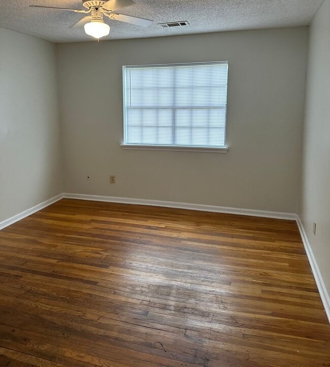 Building Photo - 2 bedroom 2 bath condo $1100.00