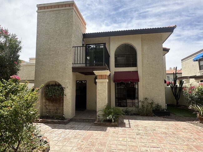Foto del edificio - Point South Mountain; Located in the highly desirable Point South Mountain Community, resort styl...