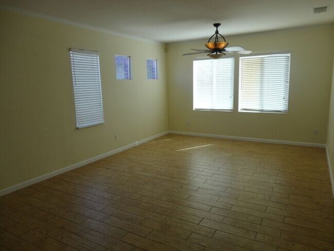 Foto del edificio - Large 4 BDRM 2.5 BA Home Palmdale