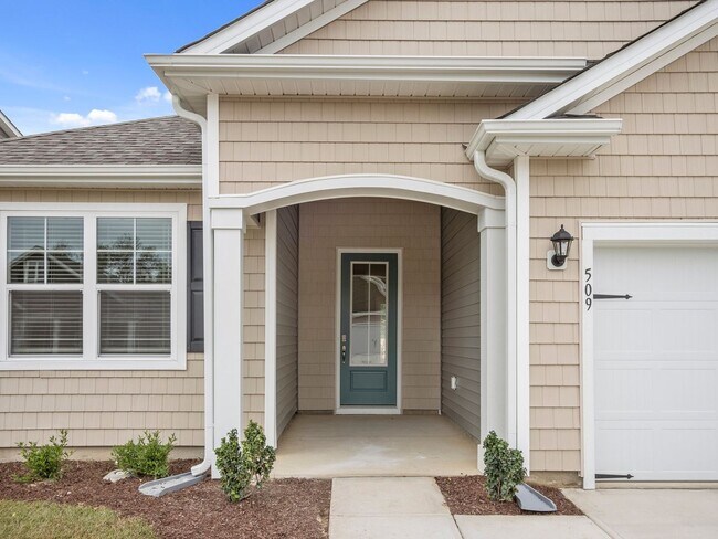 Building Photo - 3 Bedroom Home in WATERSIDE!