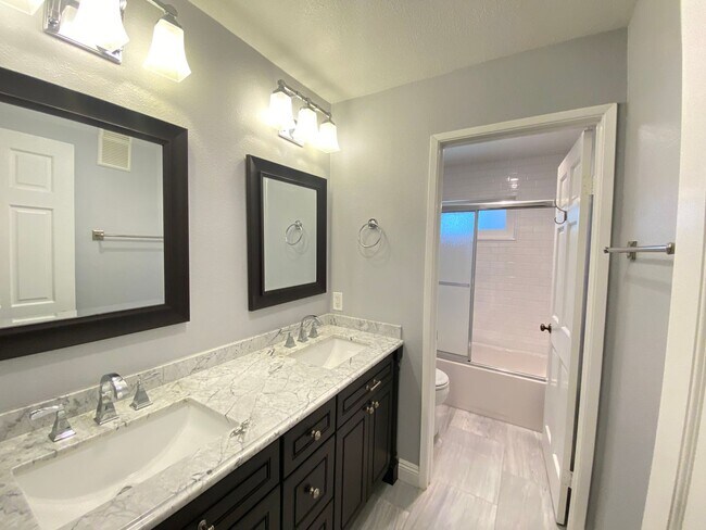 Foto del edificio - Great UTC Location 2B/1B Two Story Townhome! IN UNIT W/D! Gated Assigned Parking! Pool!