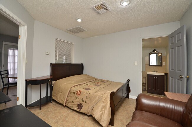 Foto del edificio - 13102 Richmond Ave.