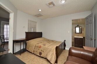 Building Photo - 13102 Richmond Ave.