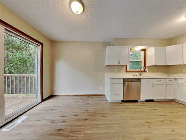 Foto del edificio - 731 County Rd B2 E