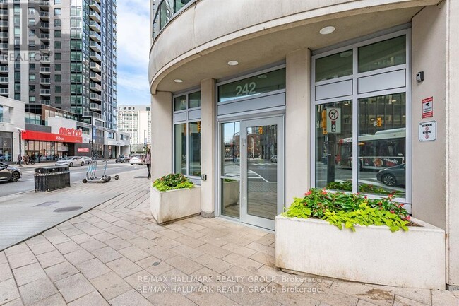 Building Photo - 242-PH1-2242 Rideau St