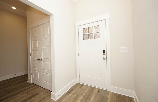 Foto del edificio - Four Bedroom Home