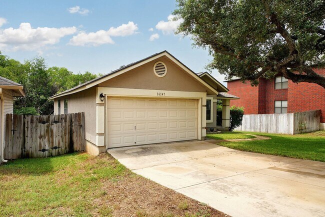 Building Photo - Charming 3-Bed Home with Ideal Entertainin...