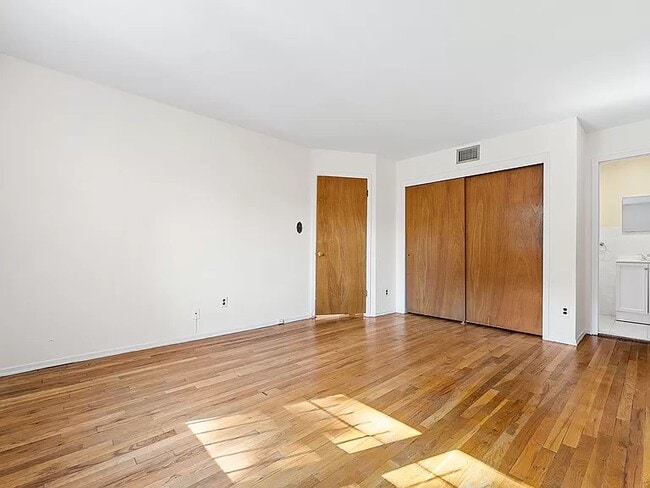 Foto del edificio - 17532 Devonshire Rd