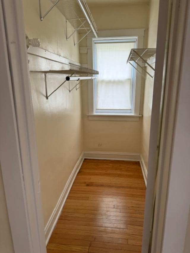 Vestidor - 2659 N Monitor Ave