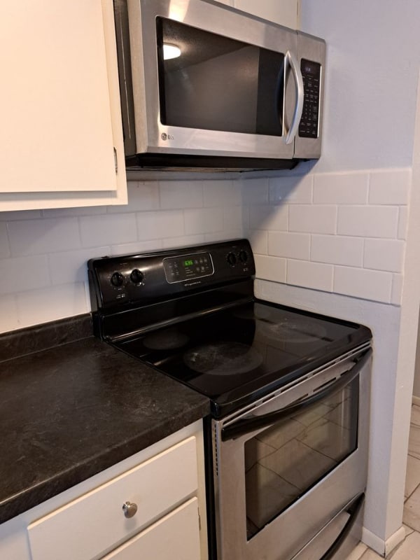 Building Photo - 300 Hopp Ave