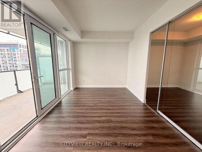Photo du bâtiment - 430 Square One Dr
