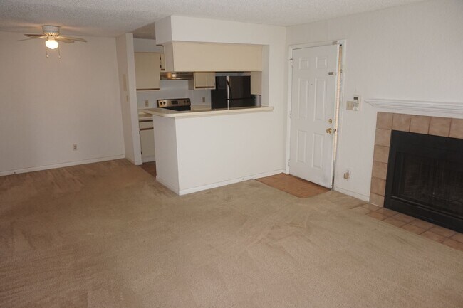 Foto del edificio - Excellent Location 2 Bed 1 Bath with Firep...