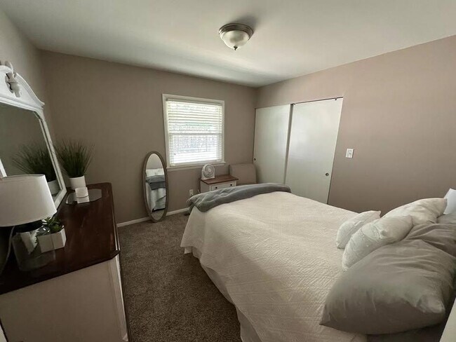 Foto del edificio - 4111 Woodstock Dr
