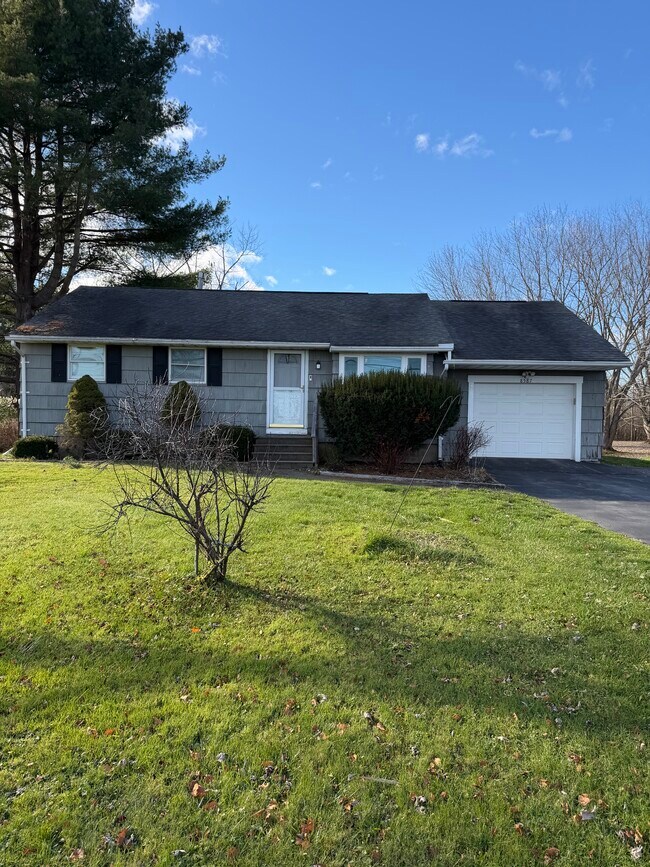 Foto del edificio - 8587 Caughdenoy Rd