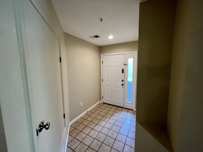 Foto del edificio - 5225 White Willow Dr
