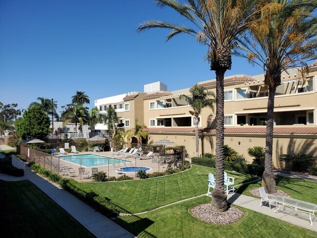 Building Photo - Gorgeous 3rd floor Corner Unit 3Bed/2Bath in Oceanside