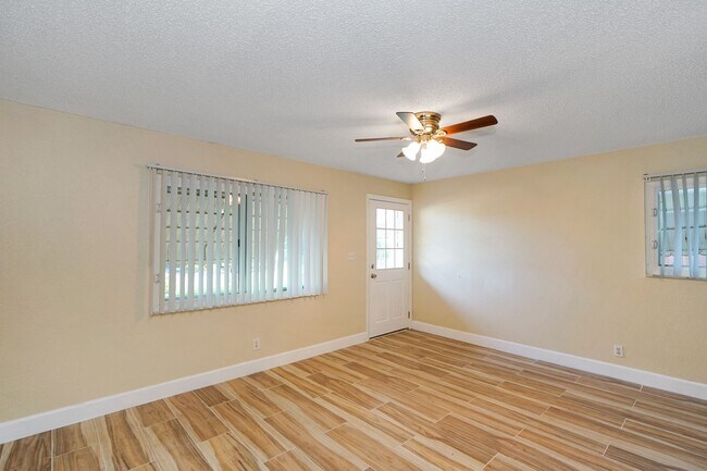 Building Photo - 2716 - YEAA Duplex