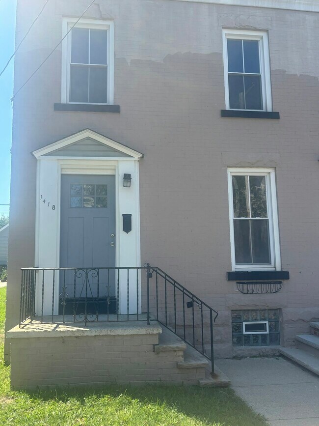 Foto del edificio - 1418 Winchester Ave