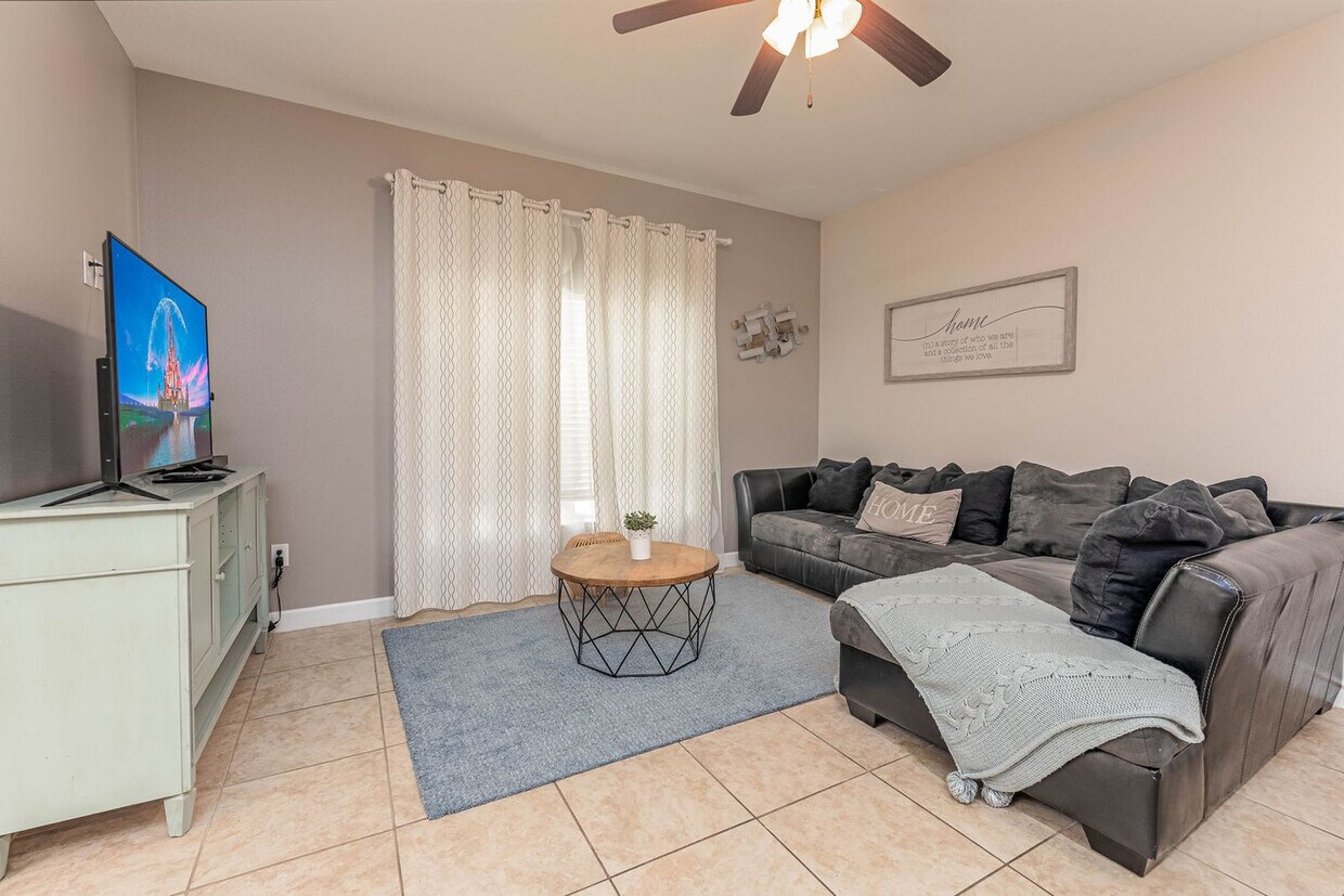 Foto principal - 8962 Majesty Palm Rd