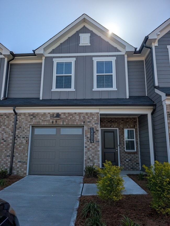 Building Photo - 12004 Oak St