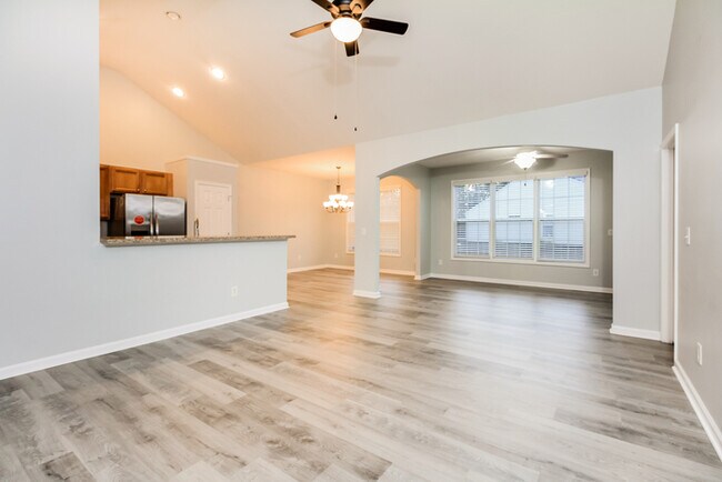 Building Photo - Large 4 Bedroom Home in Myrtle Beach!