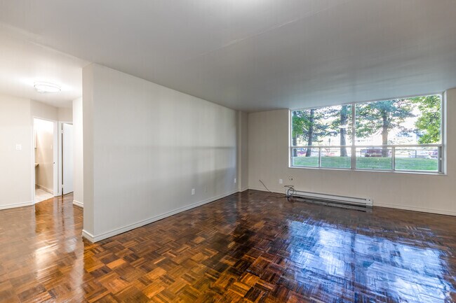 2BR, 1BA - Salon - 21 Welsford Gdns