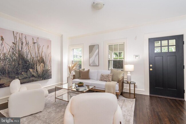 Foto del edificio - 3819 1/2 Woodley Rd NW