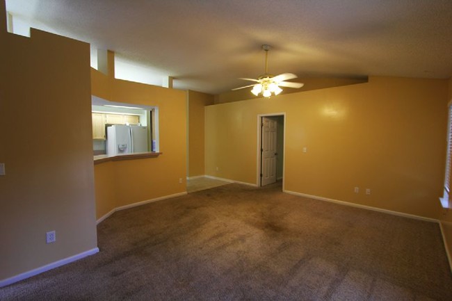 Building Photo - Charming Three Bedroom Home on Ameila Island