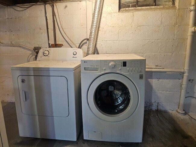 Foto del edificio - 3 bedroom, 1 bath home with attached garage, off Mt. Vernon Rd.