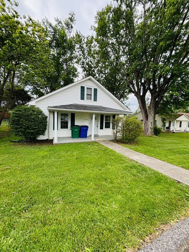 Building Photo - 925 Forest St