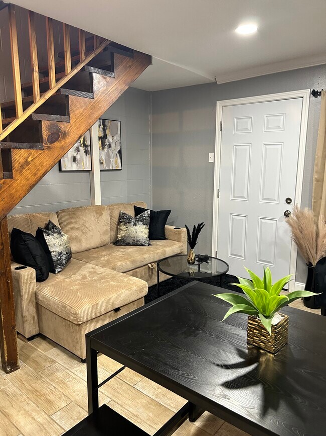 Building Photo - 277 Chatsworth St