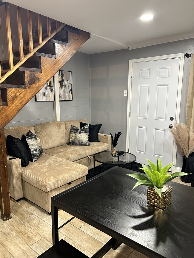 Building Photo - 277 Chatsworth St