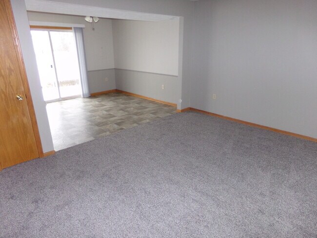 Building Photo - BCR Beautiful Totally Remodeled Townhome