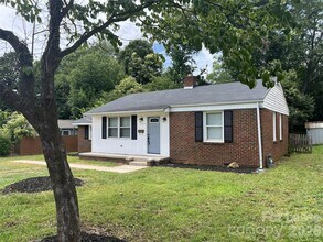 Building Photo - 2213 Shamrock Dr
